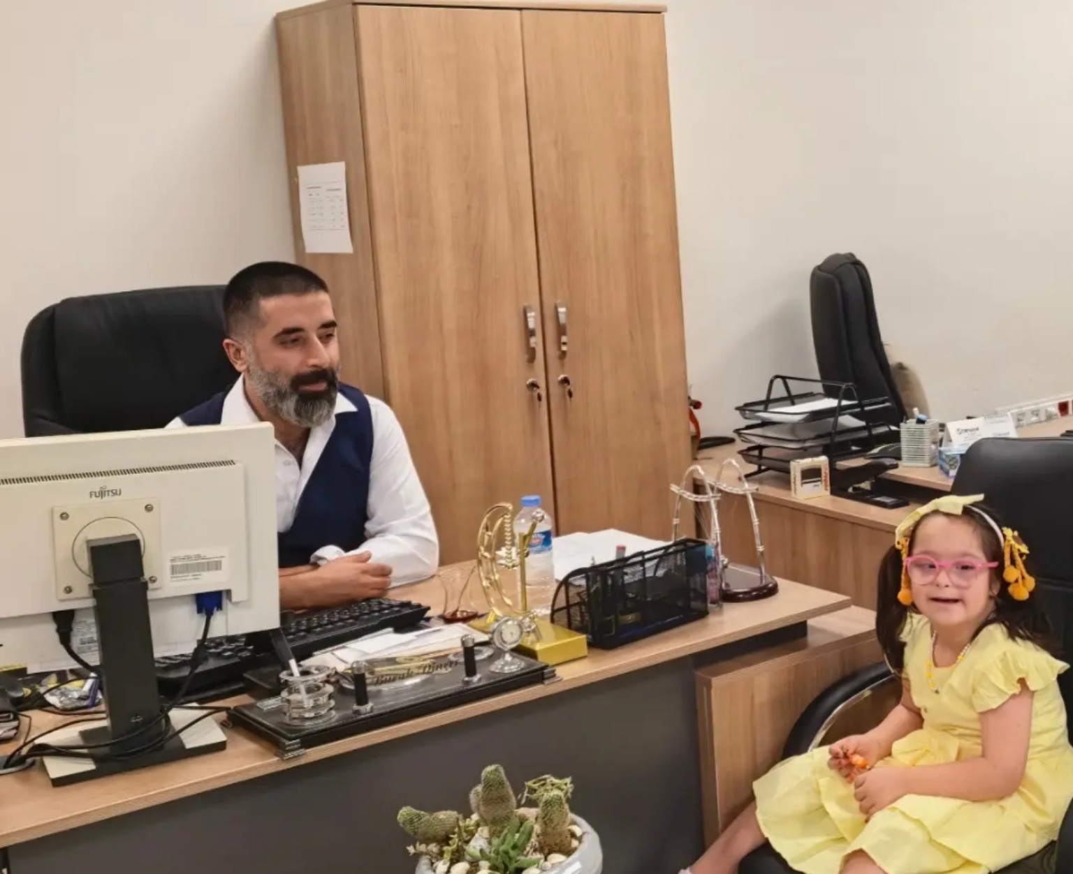Burak Dinçer ailesiyle çalışma ortamında